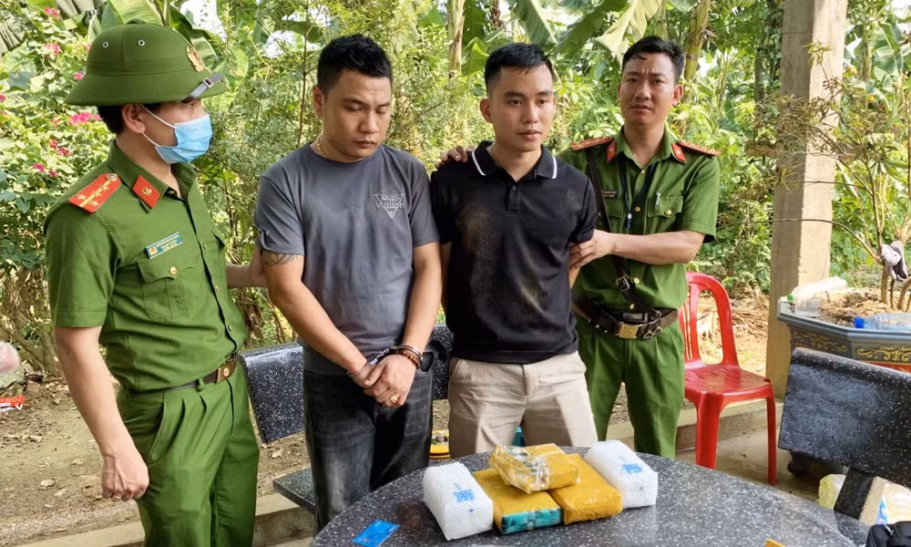 Hai đối tượng mua bán, vận chuyển ma túy bị bắt giữ.