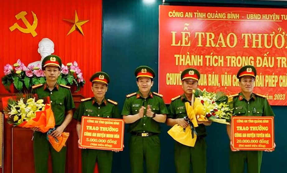 Lãnh đạo Công an tỉnh Quảng Bình trao thưởng cho các đơn vị có thành tích trong thực hiện chuyên án. Lãnh đạo Công an tỉnh Quảng Bình trao thưởng cho các đơn vị có thành tích trong thực hiện chuyên án.