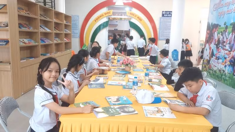 Học sinh tiểu học thành phố Đồng Hới đọc sách ở Thư viện tỉnh. Học sinh tiểu học thành phố Đồng Hới đọc sách ở Thư viện tỉnh.