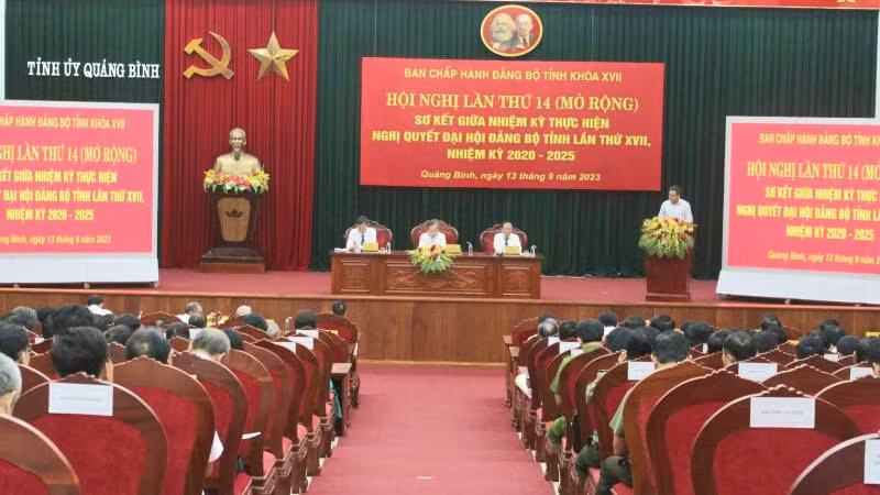 Quang cảnh hội nghị Tỉnh ủy Quảng Bình giữa nhiệm kỳ.