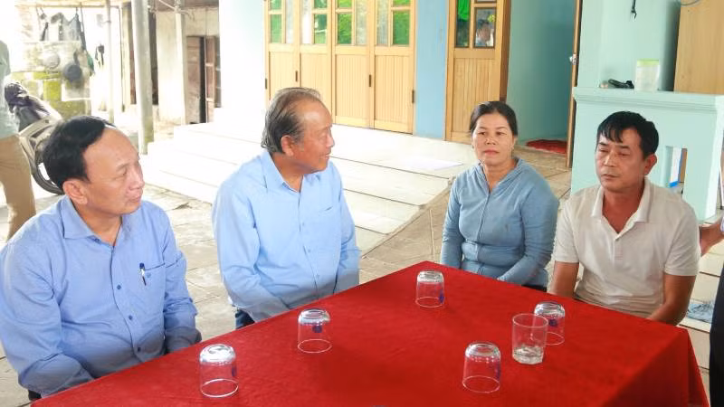 Nguyên Phó Thủ tướng Thường trực Chính phủ Trương Hòa Bình và đại diện lãnh đạo tỉnh Quảng Bình trò chuyện với gia đình ngư dân.