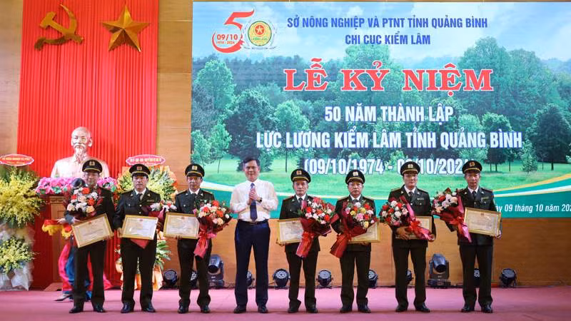 Chủ tịch tỉnh Quảng Bình Trần Thắng trao bằng khen của Ủy ban nhân dân tỉnh cho các cá nhân có thành tích xuất sắc.