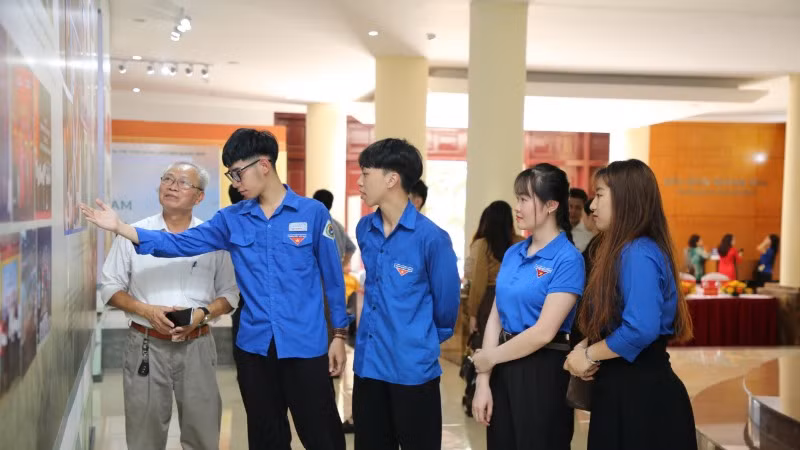 Các bạn trẻ ở Quảng Bình hào hứng tìm hiểu về báo chí cách mạng Việt Nam cũng như lịch sử báo chí của địa phương.