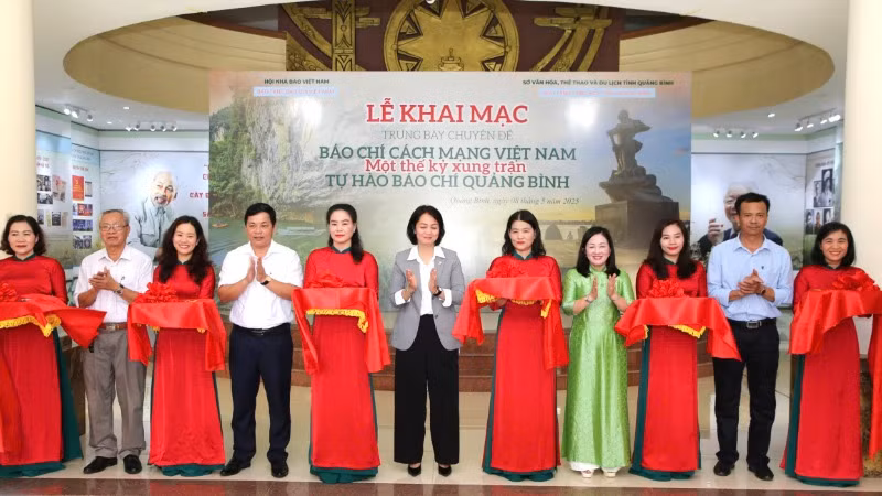Các đại biểu cắt băng khai mạc Trưng bày chuyên đề báo chí cách mạng Việt Nam - Một thế kỷ xung trận tại Quảng Bình.