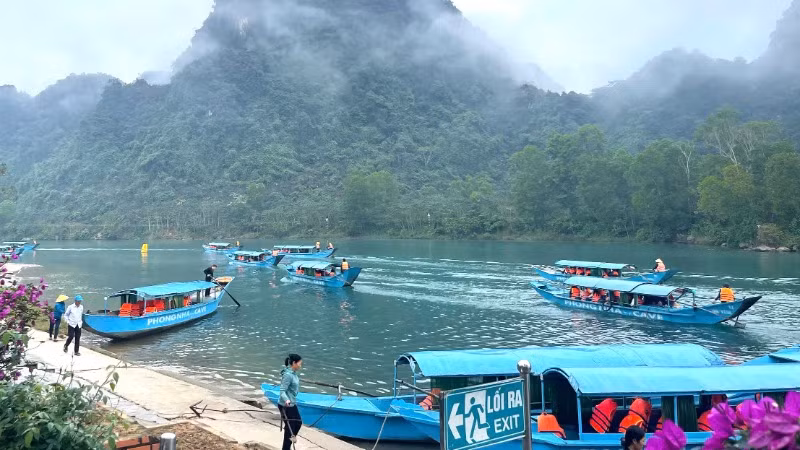 Thuyền đưa du khách tham quan động Phong Nha trong những ngày đầu xuân Ất Tỵ 2025.