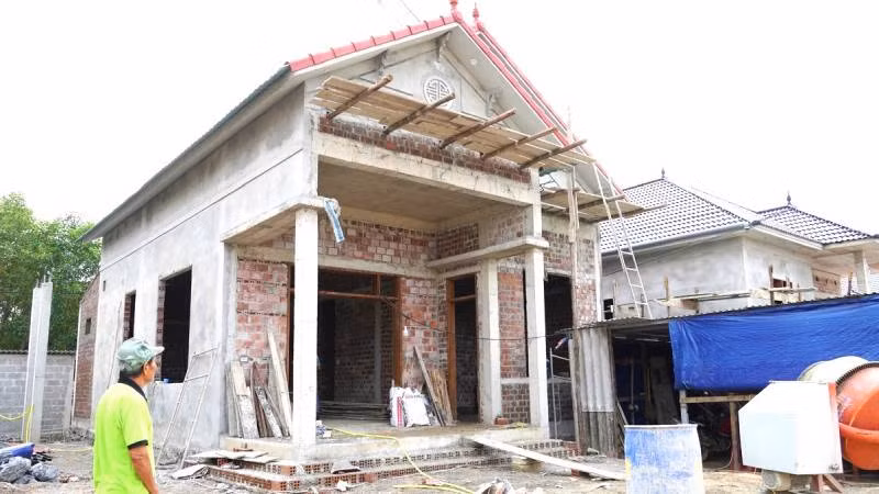 Người dân xã Vạn Ninh, huyện Quảng Ninh (Quảng Bình) xây nhà mới khang trang ở khu tái định cư Người dân xã Vạn Ninh, huyện Quảng Ninh (Quảng Bình) xây nhà mới khang trang ở khu tái định cư