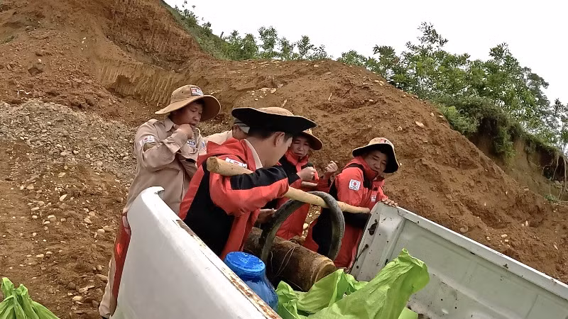 Đội xử lý bom mìn lưu động vừa xử lý an toàn và vận chuyển một quả bom lớn về khu vực chờ hủy nổ tập trung. Đội xử lý bom mìn lưu động vừa xử lý an toàn và vận chuyển một quả bom lớn về khu vực chờ hủy nổ tập trung.