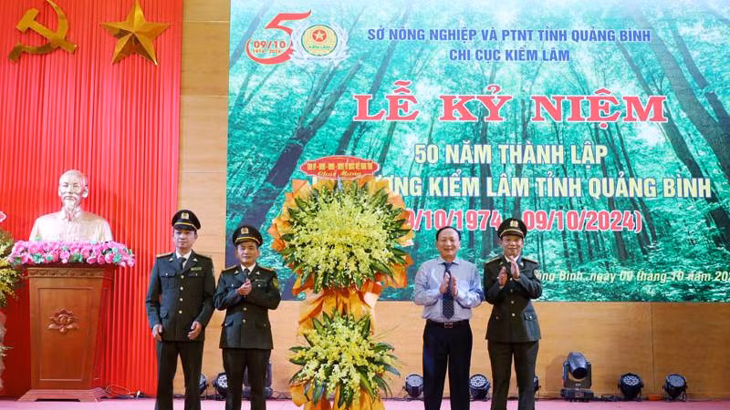Phó Bí thư Thường trực Tỉnh ủy, Chủ tịch Hội đồng nhân dân tỉnh Quảng Bình Trần Hải Châu tặng hoa chúc mừng lực lượng Kiểm lâm tỉnh.