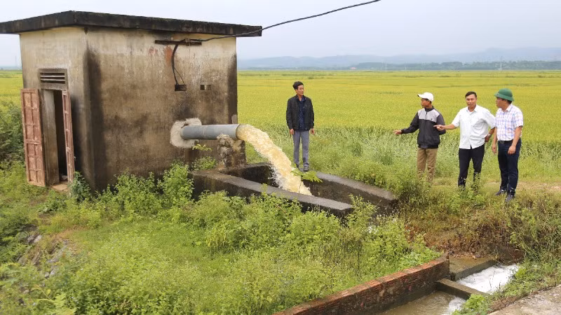 Huyện Lệ Thủy huy động nhiều máy bơm để tiêu úng cứu lúa.