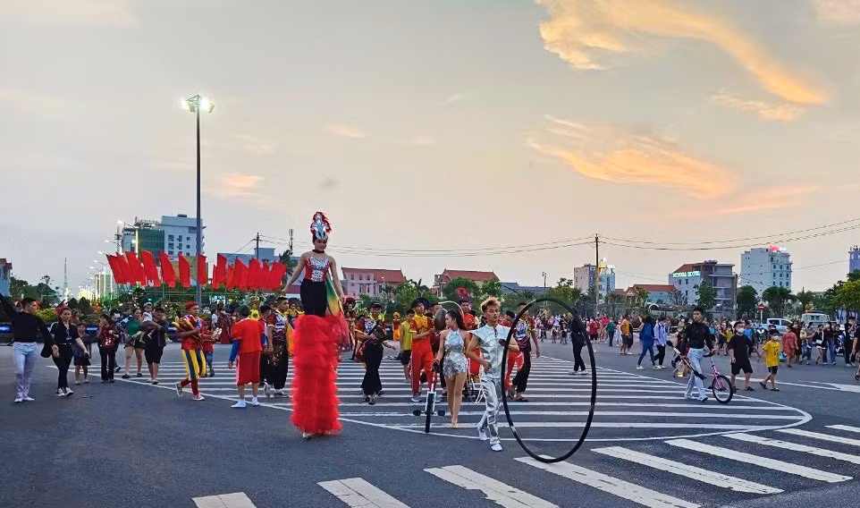 Tiết mục xiếc đường phố càng làm cho không khí lễ hội thêm sôi động.