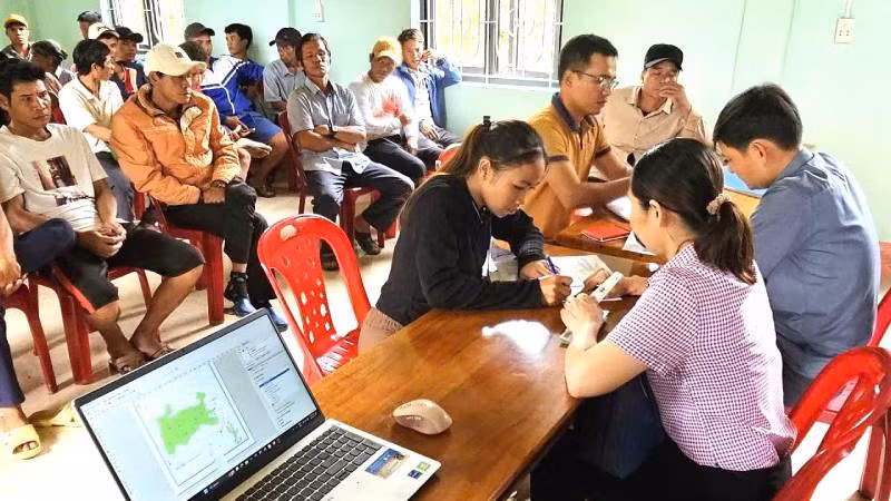 Chính quyền xã Kim Thủy phối hợp với các đơn vị liên quan tổ chức chi trả tiền bảo vệ rừng cho đồng bào dân tộc thiểu số trên địa bàn. (Ảnh minh họa)