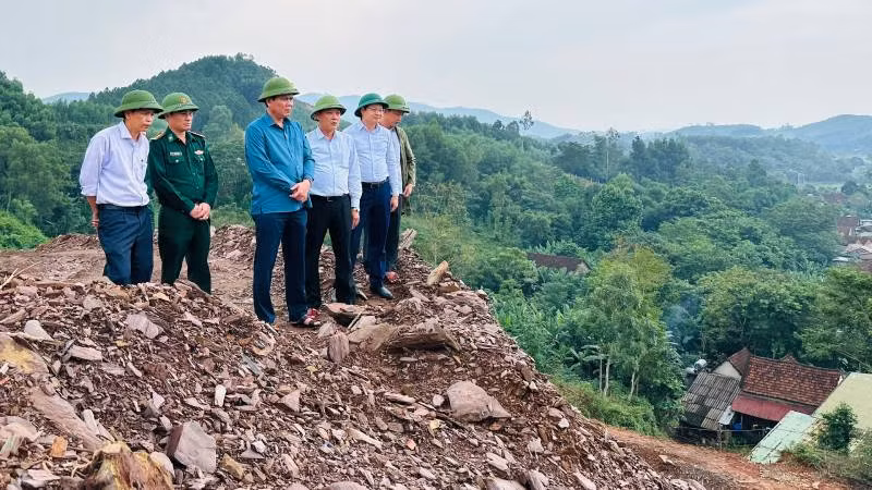 Chủ tịch Ủy ban nhân dân tỉnh Quảng Bình Trần Thắng (áo xanh) kiểm tra khu vực hạ thấp độ cao đồi Hạ Vàng để ngăn ngừa sạt lở. Chủ tịch Ủy ban nhân dân tỉnh Quảng Bình Trần Thắng (áo xanh) kiểm tra khu vực hạ thấp độ cao đồi Hạ Vàng để ngăn ngừa sạt lở.