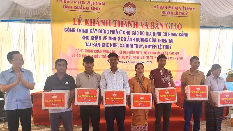 Lãnh đạo tỉnh Quảng Bình tặng quà cho các hộ có hoàn cảnh khó khăn được nhận nhà mới trong tháng 7/2024