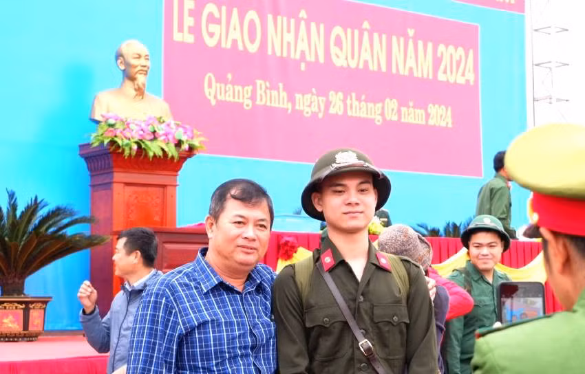 Hai bố con ghi lại khoảnh khắc trước lúc lên đường.