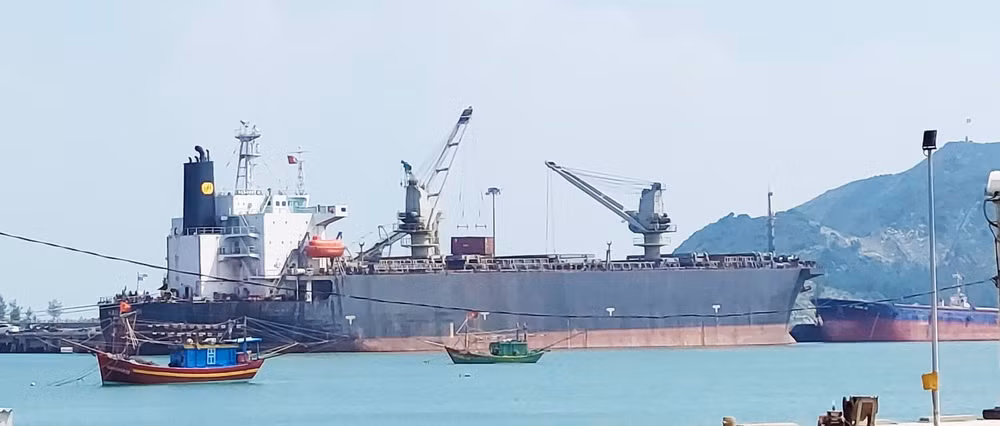 Tàu cập cảng Hòn La (Quảng Bình).