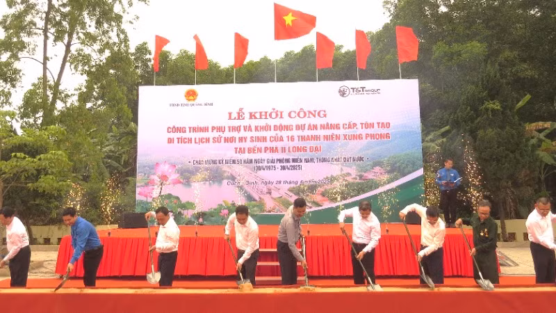 Lãnh đạo tỉnh Quảng Bình và các đại biểu thực hiện nghi thức khởi công dự án.