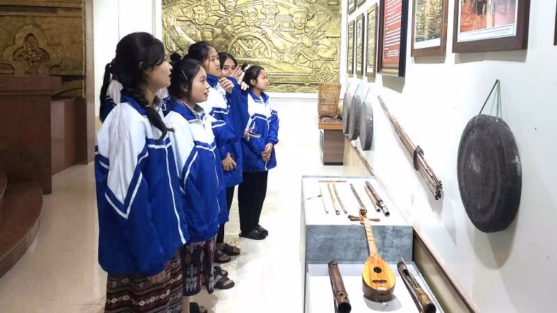 Triển lãm, trưng bày ảnh thu hút sự chú ý, theo dõi của nhiều học sinh đồng bào dân tộc thiểu số trong tỉnh đang học tập tại thành phố Đồng Hới.