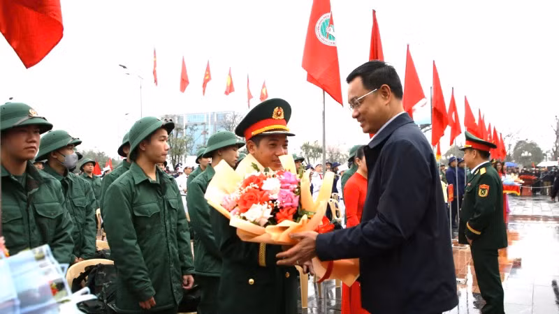 Bí thư Tỉnh ủy Quảng Bình Lê Ngọc Quang tặng hoa cho đại diện đơn vị nhận quân.