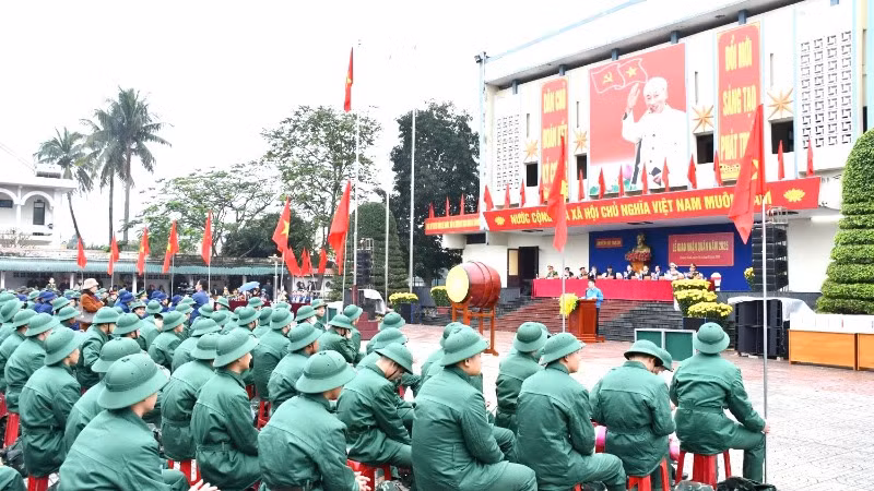 Quảng cảnh lễ giao nhận quân tại một điểm ở tỉnh Quảng Bình.