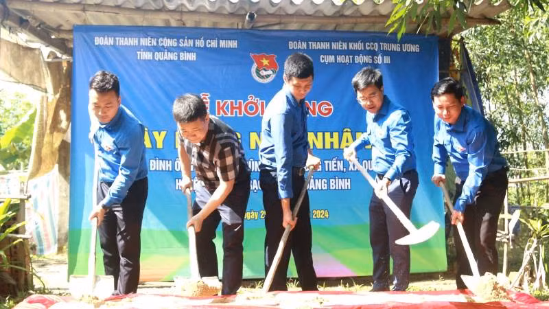 Khởi công xây nhà nhân ái tặng gia đình khó khăn ở xã Quảng Tiến, huyện Quảng Trạch. Khởi công xây nhà nhân ái tặng gia đình khó khăn ở xã Quảng Tiến, huyện Quảng Trạch.