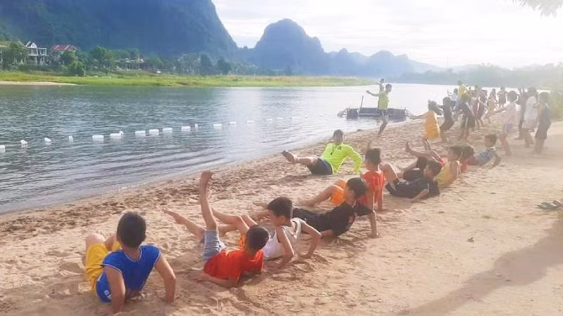 Dạy bơi cho trẻ em không chỉ để phòng, tránh các tai nạn đuối nước, mà còn là hoạt động bổ ích trong mùa hè. Dạy bơi cho trẻ em không chỉ để phòng, tránh các tai nạn đuối nước, mà còn là hoạt động bổ ích trong mùa hè.