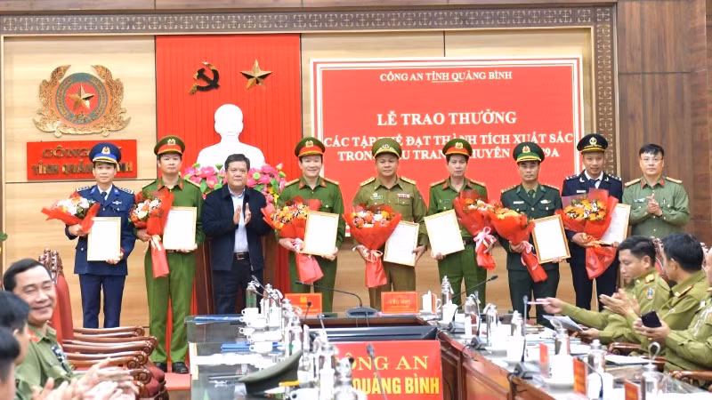 Chủ tịch Ủy ban nhân dân tỉnh và Giám đốc Công an Quảng Bình trao thưởng các tập thể có thành tích xuất sắc trong thực hiện chuyên án. (Ảnh: công an Quảng Bình)