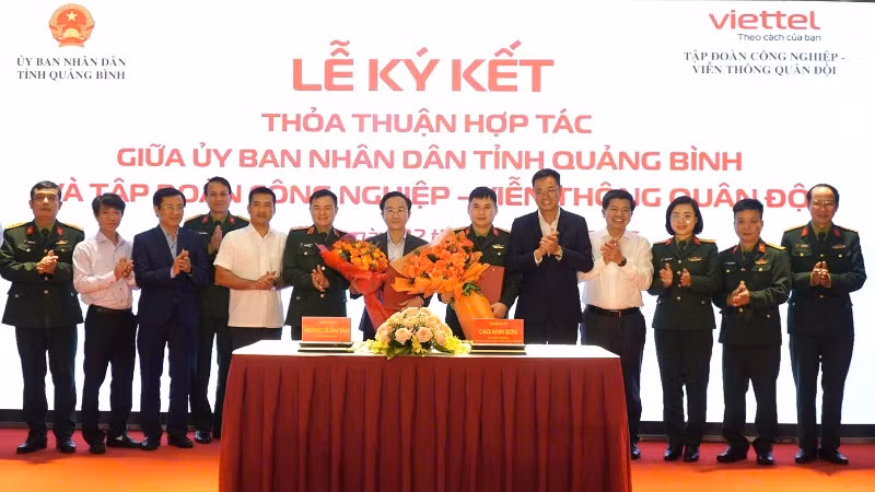 Lãnh đạo tỉnh Quảng Bình và Viettel tặng hoa, chúc mừng tại lễ ký kết. Lãnh đạo tỉnh Quảng Bình và Viettel tặng hoa, chúc mừng tại lễ ký kết.