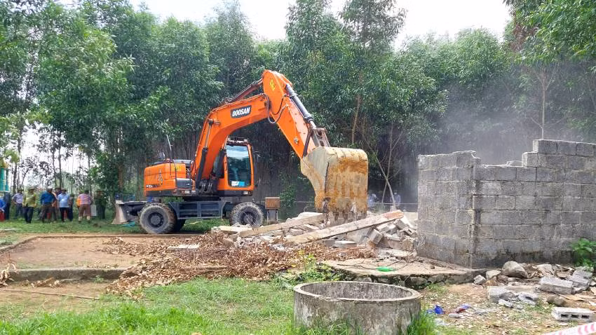 Phương tiện do Ban Cưỡng chế thu hồi đất huyện Lệ Thủy huy động phá dỡ nhà tạm của bà Nguyệt trên đất trồng cây hàng năm. Phương tiện do Ban Cưỡng chế thu hồi đất huyện Lệ Thủy huy động phá dỡ nhà tạm của bà Nguyệt trên đất trồng cây hàng năm.