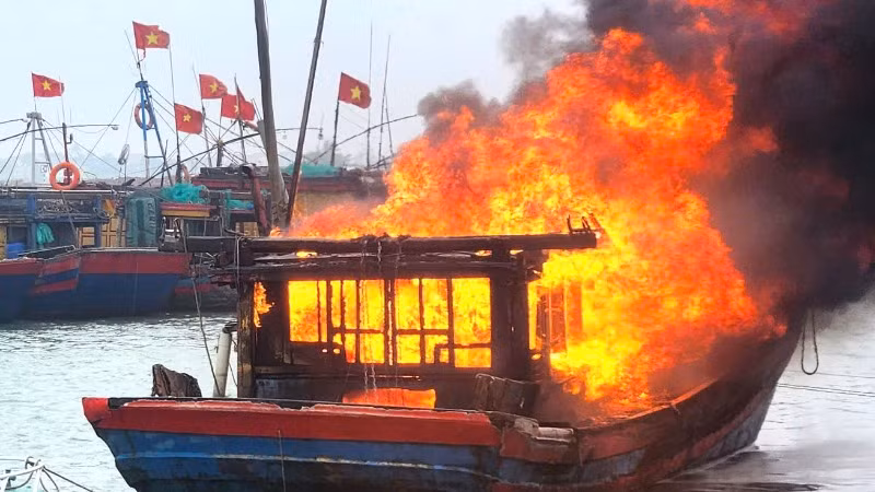 Tàu cá ngư dân thành phố Đồng Hới bất ngờ bị cháy khi đang neo đậu trên sông Nhật Lệ trưa nay.
