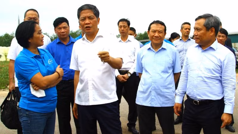 Đồng chí Trần Tuấn Anh làm việc với Công ty trách nhiệm hữu hạn phát triển dự án Việt Nam tại huyện Bố Trạch.