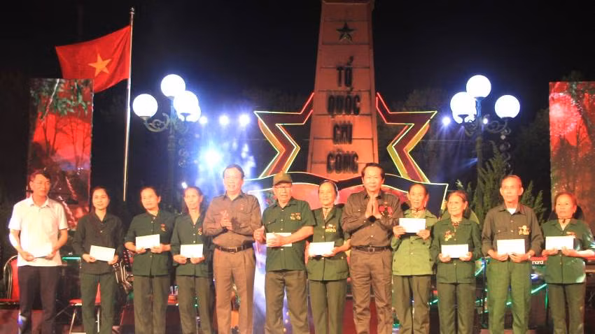 Ban tổ chức trao quà cho các cựu thanh niên xung phong, cựu chiến binh có hoàn cảnh khó khăn. Ban tổ chức trao quà cho các cựu thanh niên xung phong, cựu chiến binh có hoàn cảnh khó khăn.