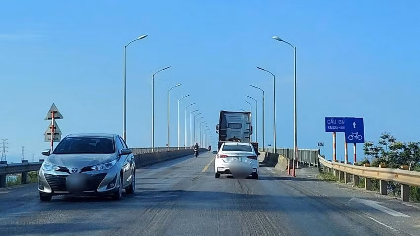 Cầu Gianh luôn trong thế "nút cổ chai" trên Quốc lộ 1 qua Quảng Bình khi đường 4 làn, cầu 2 làn