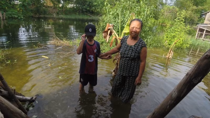 Nhà bà Nguyễn Thị Nhượng, ở thôn Linh Cận Sơn ngập nước dù giữa hè.