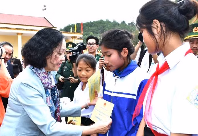 Đồng chí Thường trực Ban Bí thư tặng quà cho học sinh xã Dân Hóa.