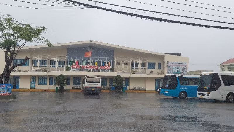 Xe ô-tô chờ trung chuyển khách đi tàu tại ga Đồng Hới trong sáng nay.