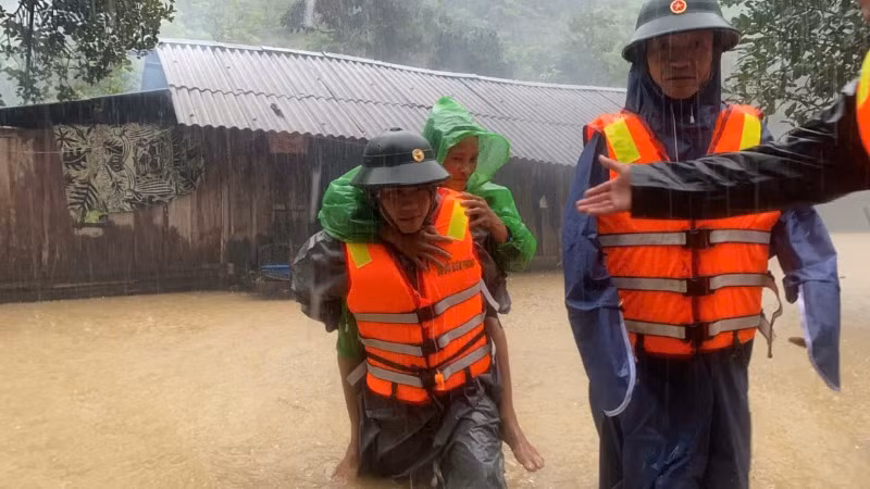 Bộ đội Biên phòng tỉnh Quảng Bình sơ tán các hộ dân ở các bản biên giới huyện Lệ Thủy đến nơi an toàn Bộ đội Biên phòng tỉnh Quảng Bình sơ tán các hộ dân ở các bản biên giới huyện Lệ Thủy đến nơi an toàn