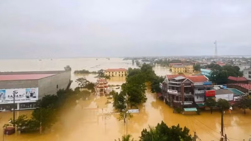 Nước lũ tràn vào trung tâm thị trấn Kiến Giang, huyện Lệ Thủy Nước lũ tràn vào trung tâm thị trấn Kiến Giang, huyện Lệ Thủy