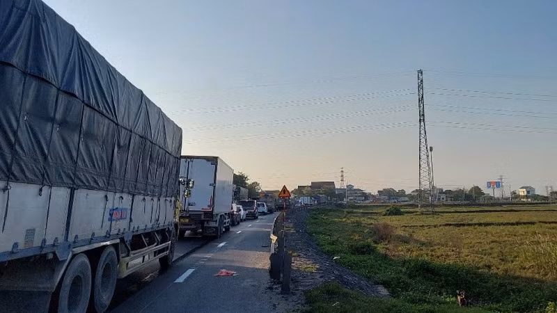 Dòng xe từ phía nam ra nhích từng tí một để qua cầu Gianh trên Quốc lộ 1. Dòng xe từ phía nam ra nhích từng tí một để qua cầu Gianh trên Quốc lộ 1.