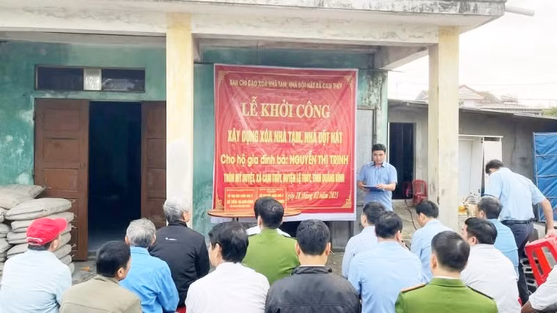 Ban Chỉ đạo xóa nhà tạm, nhà dột nát xã Cam Thủy, huyện Lệ Thủy khởi công xây dựng nhà cho hộ gia đình bà Nguyễn Thị Trinh.
