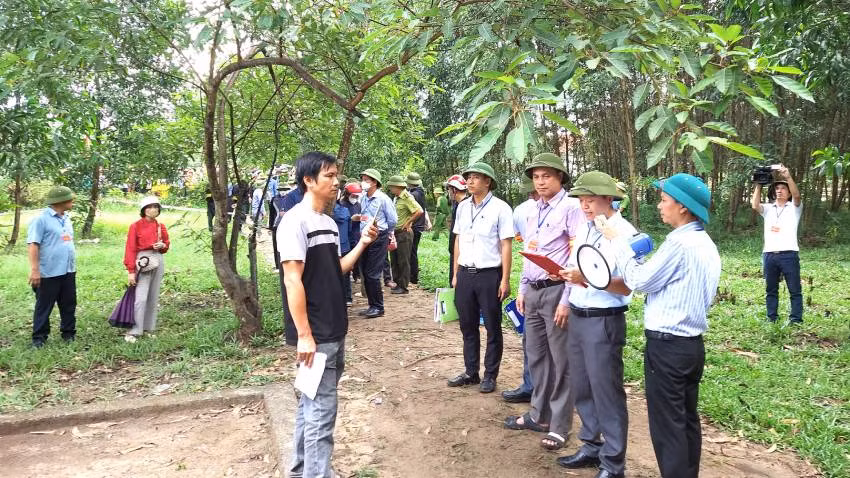 Ban cưỡng chế thu hồi đất huyện Lệ Thủy (Quảng Bình) đọc quyết định cưỡng chế thu hồi đất đối với bà Nguyễn Thị Nguyệt ở xã Phú Thủy.