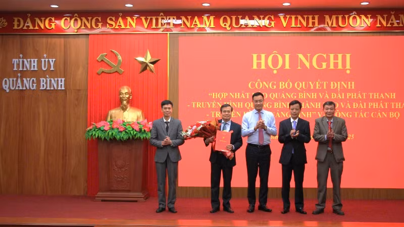Bí thư Tỉnh ủy Quảng Bình Lê Ngọc Quang (áo xanh) trao quyết định cho Ban biên tập Báo và Đài Phát thanh - Truyền hình Quảng Bình. 