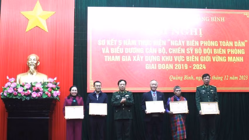 Đại diện Bộ Tư lệnh Bộ đội Biên phòng trao bằng khen cho các cá nhân có nhiều thành tích qua 5 năm thực hiện “Ngày Biên phòng toàn dân”. Đại diện Bộ Tư lệnh Bộ đội Biên phòng trao bằng khen cho các cá nhân có nhiều thành tích qua 5 năm thực hiện “Ngày Biên phòng toàn dân”.