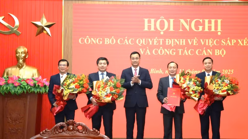 Bí thư Tỉnh ủy Quảng Bình Lê Ngọc Quang trao quyết định và tặng hoa cho Bí thư và các phó Bí thư Đảng ủy các cơ quan Đảng tỉnh 