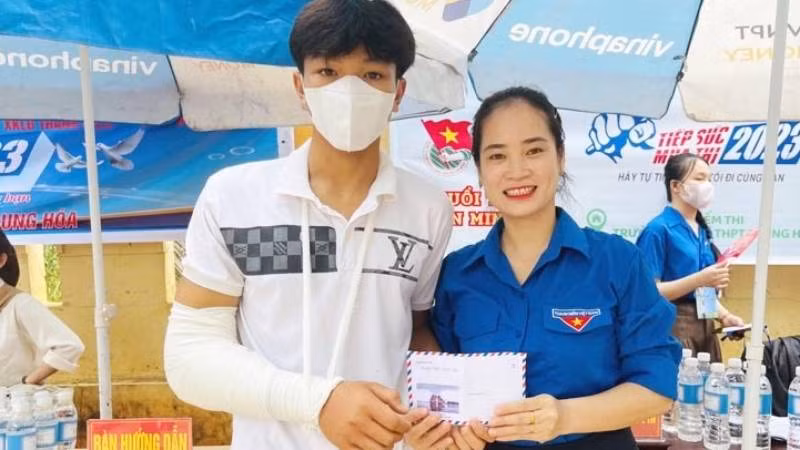 Huyện đoàn Minh Hóa hỗ trợ, động viên thí sinh bị tai nạn tại điểm thi Trường trung học cơ sở và trung học phổ thông Trung Hóa.