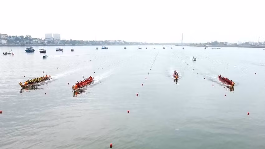 Dòng Nhật Lệ rộn ràng trong sương sớm