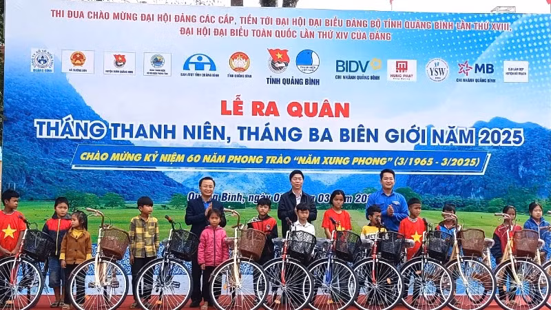 Lãnh đạo Ủy ban Mặt trận và Tỉnh Đoàn Quảng Bình trao xe đạp tặng học sinh khó khăn Lãnh đạo Ủy ban Mặt trận và Tỉnh Đoàn Quảng Bình trao xe đạp tặng học sinh khó khăn