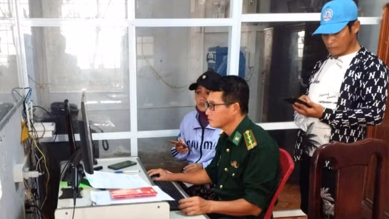 Đồn Biên phòng cửa khẩu Cảng Gianh kiểm tra hồ sơ các chủ tàu cá trong thực hiện quy định về chống khai thác IUU