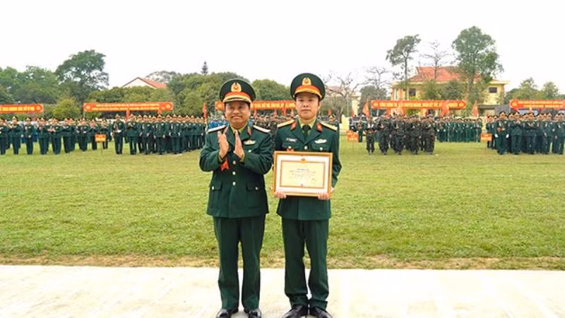 Thiếu tướng Nguyễn Ngọc Hà trao danh hiệu "Đơn vị huấn luyện giỏi" cho đơn vị thuộc Bộ Chỉ huy Quân sự Quảng Bình.