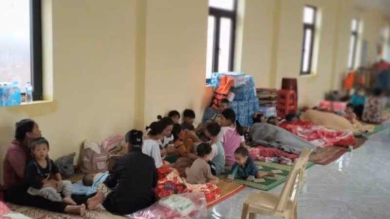 Người dân thôn Vinh Quang, xã Sơn Thủy di chuyển đến nhà tránh lũ cộng đồng do Tập đoàn Trường Thịnh (Quảng Bình) xây dựng nên bảo đảm an toàn.