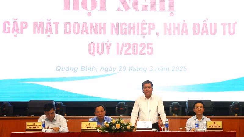 Lãnh đạo tỉnh Quảng Bình phát biểu tại hội nghị Lãnh đạo tỉnh Quảng Bình phát biểu tại hội nghị